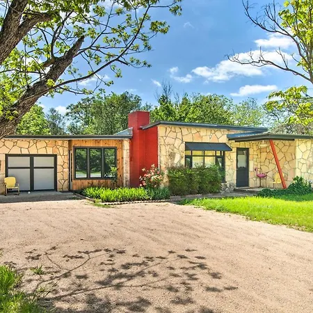 Remodeled Retro Home With Deck, Walk To Main Street!